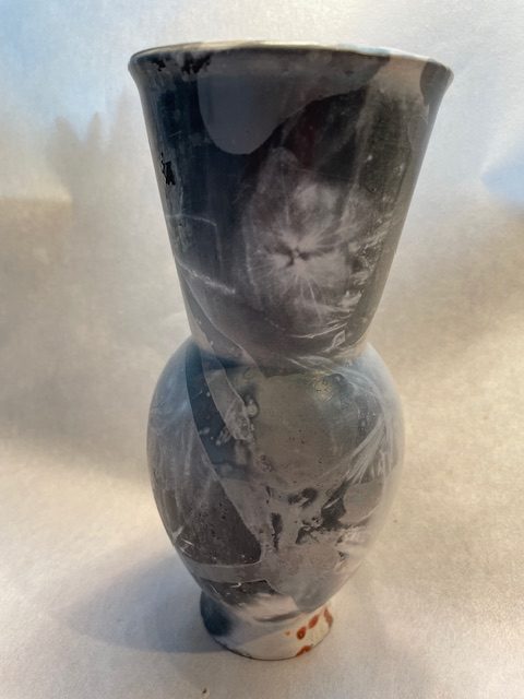 Porzellanvase mit Hortensie, Grubenbrand, Ute Fischer 2022 (Vase ist verkauft)